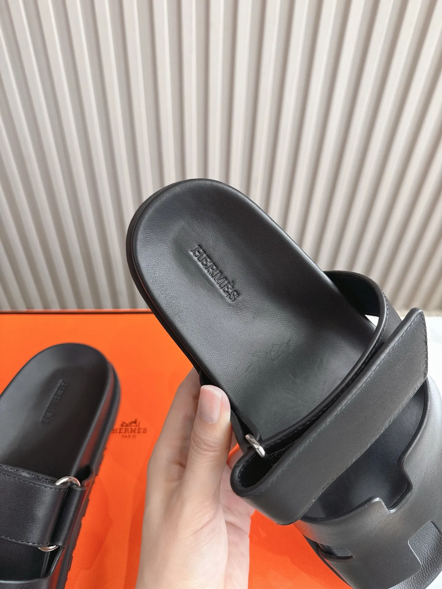 p480🐮🐮Couple model (top version) H family 2024 spring and summer new style HERMES Hermes' recently popular couple model pig nose angle sandals and slippers, paired with various colorful socks, popular. Upper: imported original deerskin (the genuine leather edging is not ordinary super migration). Lining: imported genuine leather. Outsole: Tpu non-slip and wear-resistant outsole. Size: Female 35-42 (40/42 non-returnable and non-exchangeable) Male size: 39-45 (45 non-refundable and non-exchangeable)